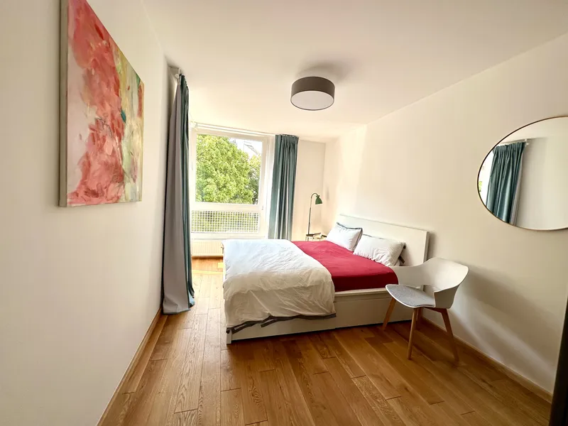 Zentrale & kernsanierte 3-Zimmer-Wohnung mit Loggia und Blick ins Grüne (befristet) — photo 1